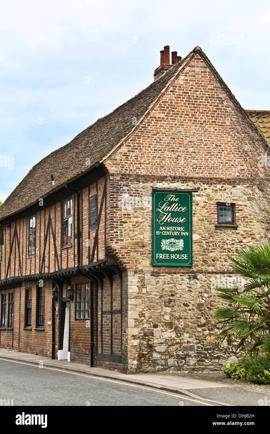 JD Wetherspoon pub le treillis House, un bâtiment datant du xve siècle, House, King's Lynn, Norfolk, Angleterre Banque D'Images