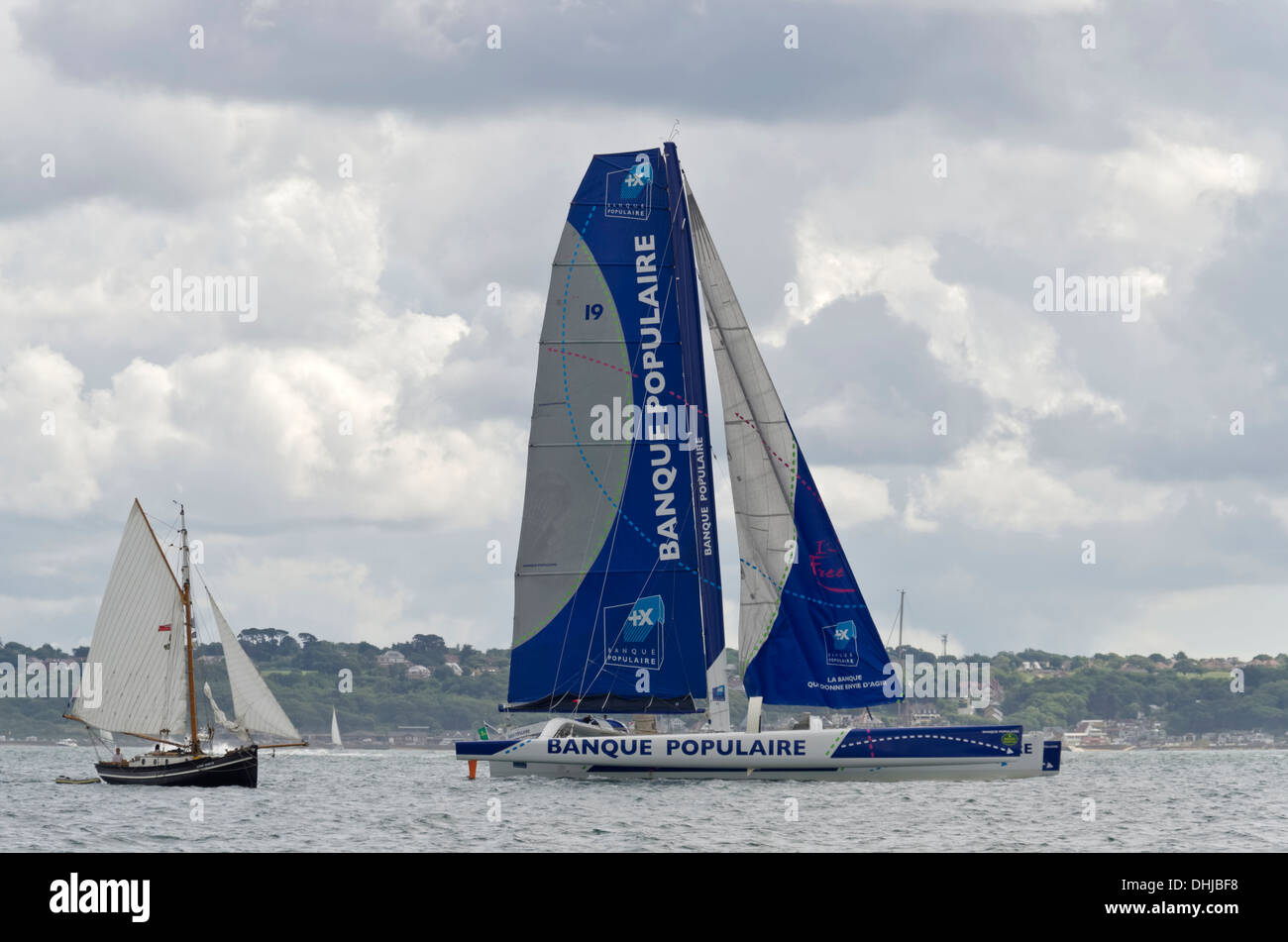 Fastnet yacht race 2013. Bateau de course Navigation sur le Solent après le départ de Cowes. Banque D'Images