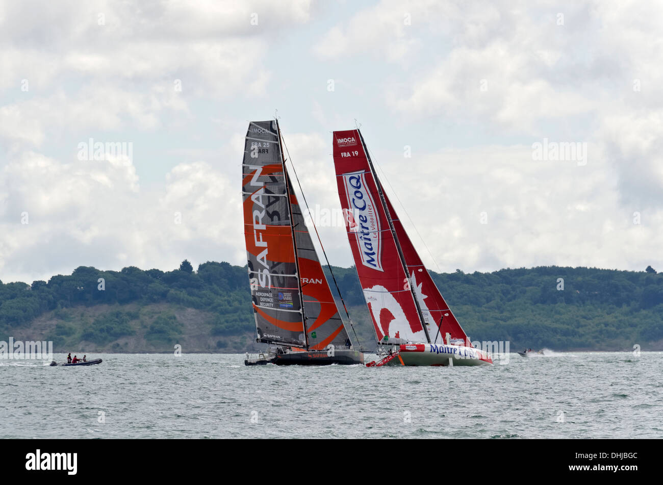 Fastnet yacht race 2013. Yachts à voile de course vers le bas le Solent après le départ de Cowes. Transat Jacques Vabre 2013 concurrents. Banque D'Images