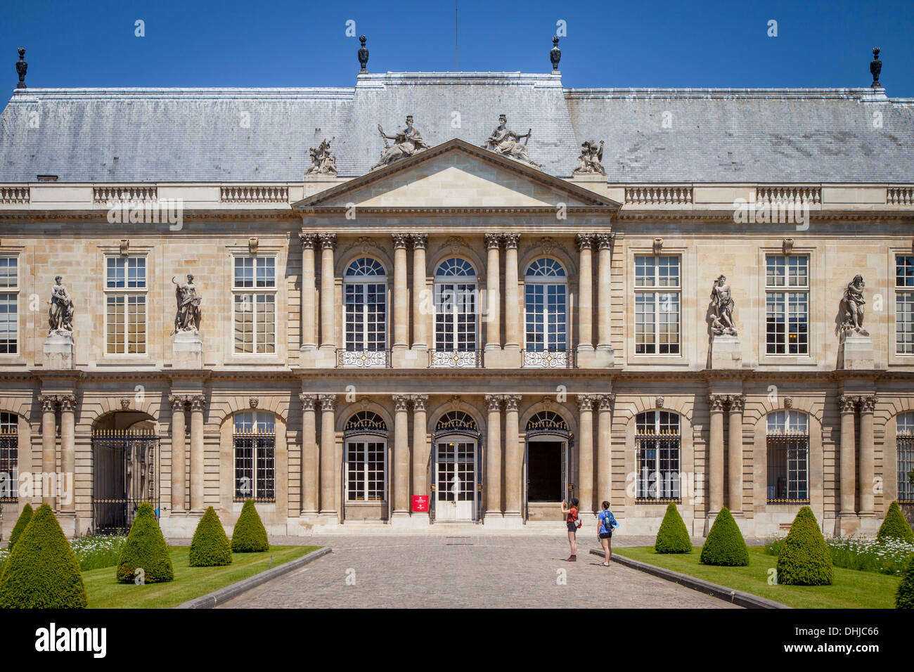 Les touristes à l'extérieur du Musée des Archives nationales - à l'origine hôtel de Soubise, Marais, Paris France Banque D'Images