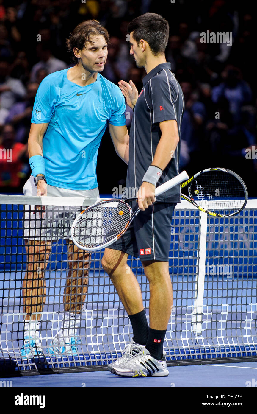 Londres, Royaume-Uni. 11Th Nov, 2013. La Serbie de Novak Djokovic (SRB) commiserates d'Espagne Rafael Nadal (ESP) après avoir frappé dans la finale unique mens pendant jour 8 de la Barclays ATP World Tour finale au O2 Arena. Credit : Action Plus Sport/Alamy Live News Banque D'Images