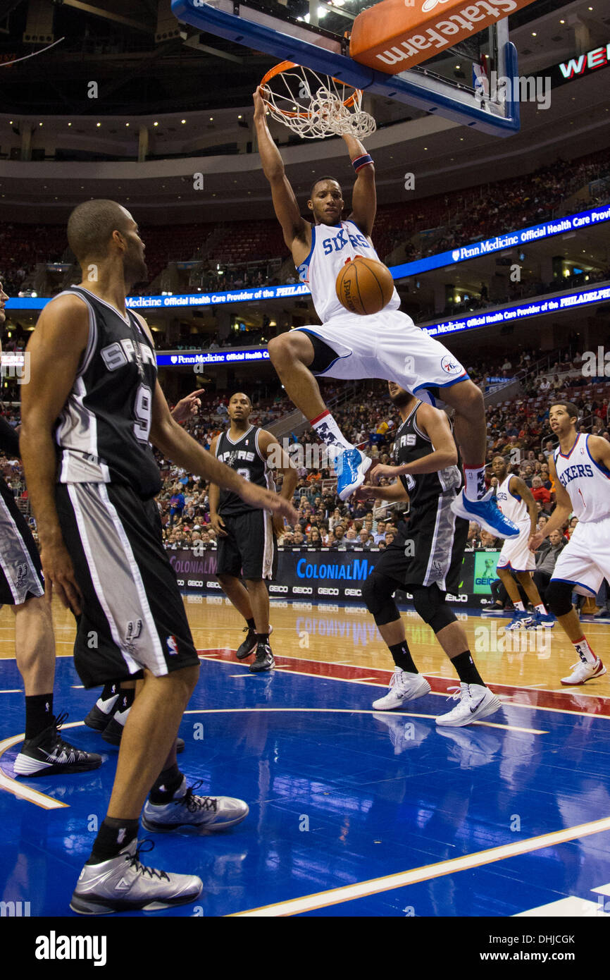 Philadelphie, Pennsylvanie, USA. 11Th Nov, 2013. Philadelphia 76ers petit ailier Evan Turner (12) dunks le gal comme meneur de San Antonio Spurs Tony Parker (9) au cours de la NBA match entre les San Antonio Spurs et les Philadelphia 76ers au Wells Fargo Center de Philadelphie, Pennsylvanie. Christopher (Szagola/Cal Sport Media) © csm/Alamy Live News Banque D'Images