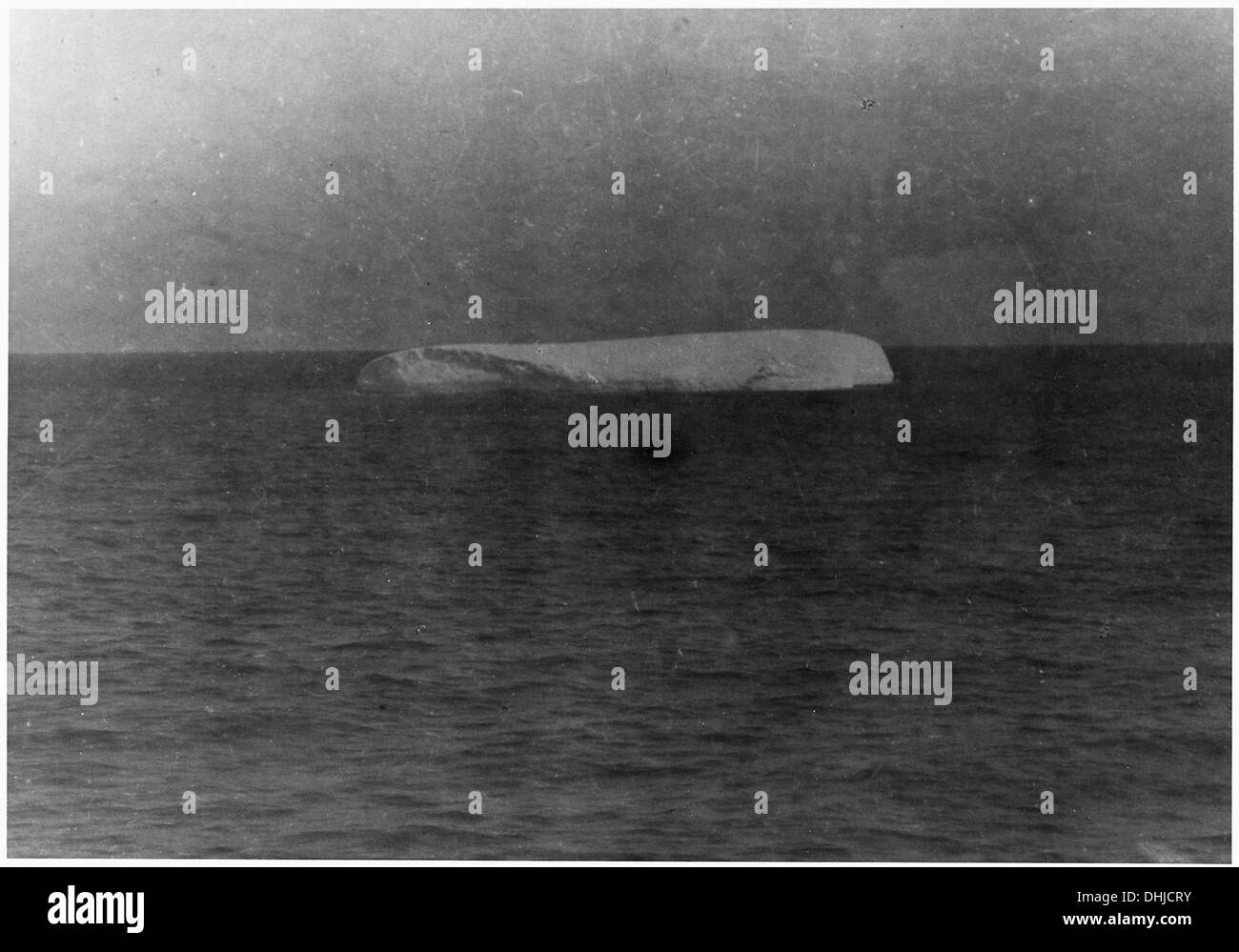 Cette photographie montre un iceberg flottant près du site du naufrage du Titanic. L'image relie l'histoire tragique de l'événement à l'endroit où la catastrophe s'est produite. Banque D'Images