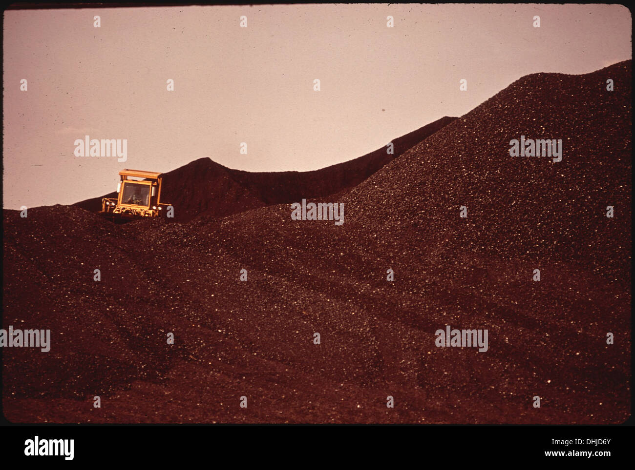Un camion de charbon conduit le long d'une coupe artificielle dans Moenkopi Wash, une région qui a toujours été une source d'eau pour le peuple Hopi. Cette photographie reflète l'intersection de l'industrie moderne et des terres indigènes. Banque D'Images