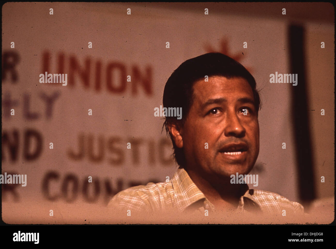César Chávez était un leader éminent du mouvement pour les droits des travailleurs migrants, plaidant pour de meilleures conditions de travail et des salaires équitables. En tant que chef du United Farm Workers union, il a joué un rôle clé dans l’amélioration de la vie des travailleurs agricoles aux États-Unis Banque D'Images