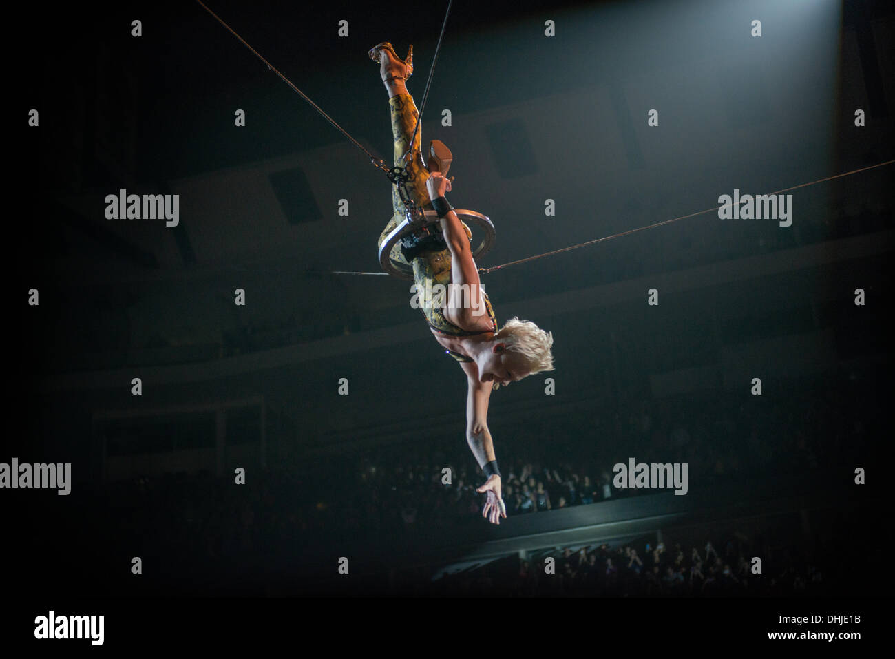 La chanteuse pop Pink en suspension dans l'air lors de son concert Banque D'Images