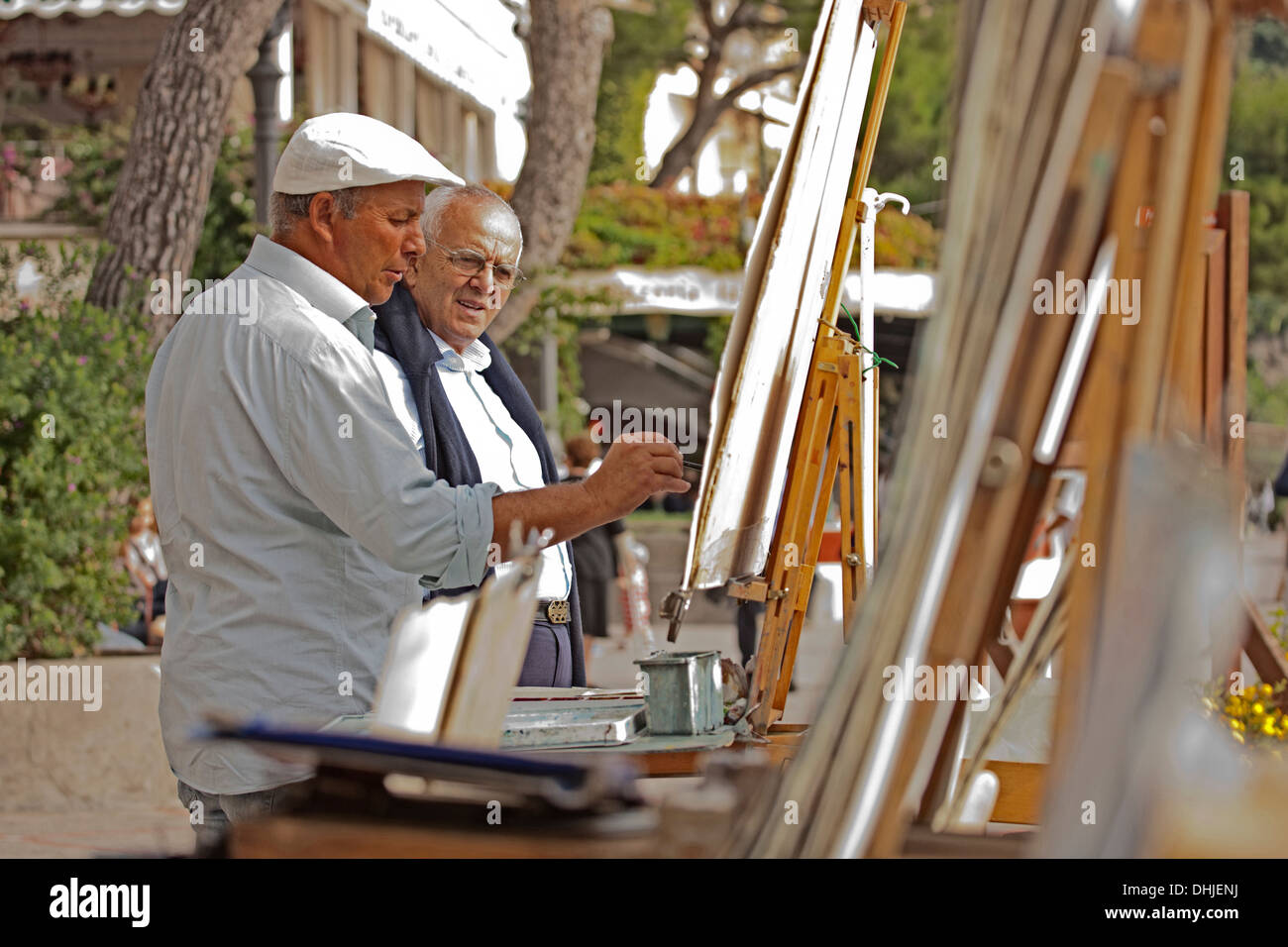 Un artiste peint sur la plage de Positano, Italie. Banque D'Images