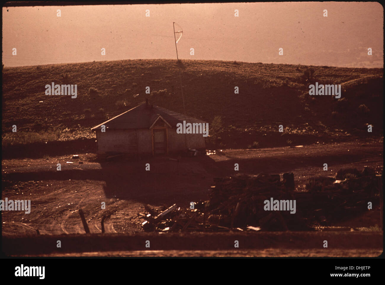Cette image montre un Hogan, une habitation traditionnelle navajo, avec une antenne TV sur le toit. Cela reflète le mélange de l'architecture traditionnelle avec la technologie moderne dans les maisons amérindiennes. Banque D'Images