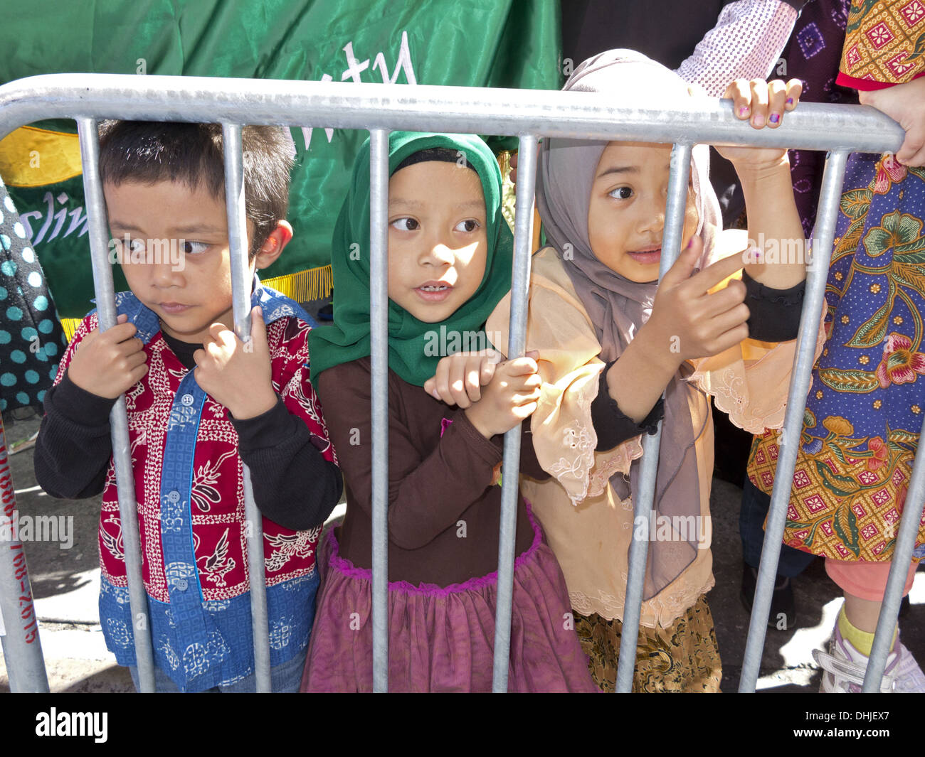 Indonesian-American enfants regarder la parade de la fête musulmane annuelle, New York, 2013. Banque D'Images