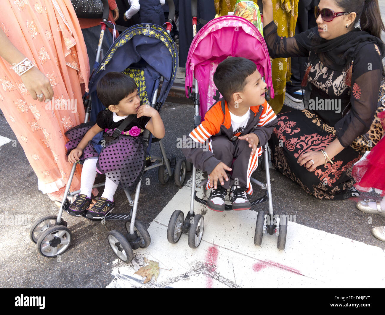 Fatigué, capricieux, Pakistani-American les enfants à l'Assemblée annuelle de la fête musulmane, la ville de New York, 2013. Banque D'Images