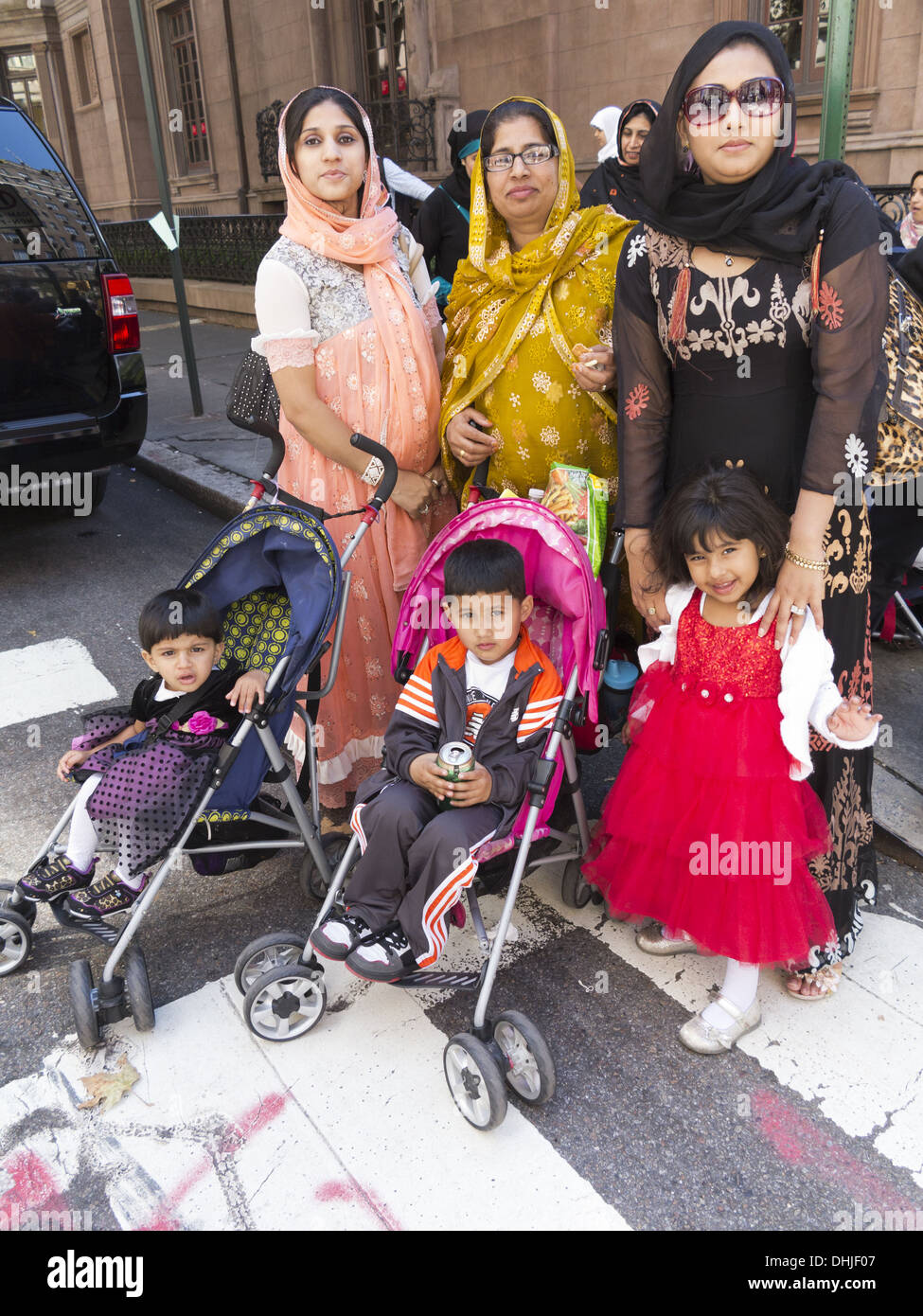 Pakistani-American les mères et leurs enfants à l'Assemblée annuelle de la fête musulmane, la ville de New York, 2013. Banque D'Images