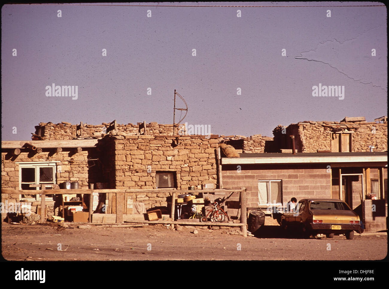 Cette image montre un village Hopi avec une antenne TV dans le cadre, symbolisant le mélange de la culture traditionnelle Hopi avec la technologie moderne. La photographie reflète le mode de vie changeant des communautés autochtones et leur adaptation aux influences modernes. Banque D'Images