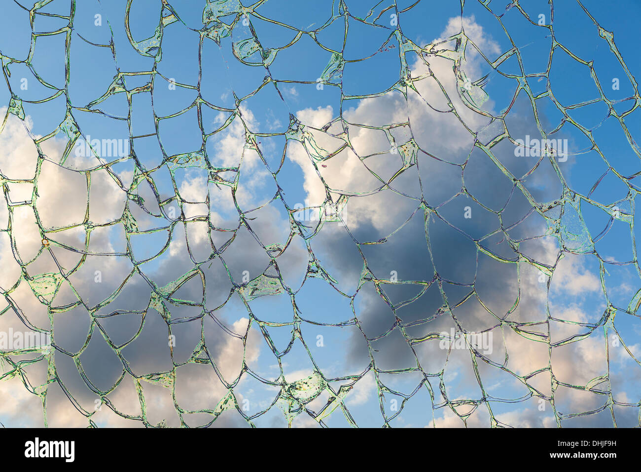 Ciel bleu vu à travers du verre brisé Banque D'Images