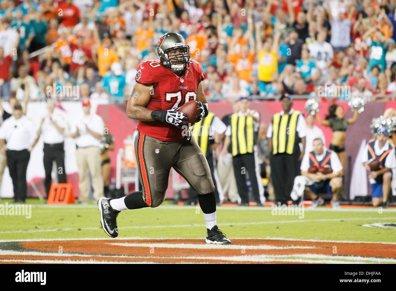 Tampa, Floride, USA. 11Th Nov, 2013. Vous VRAGOVIC | fois.Tampa Bay Buccaneers attaquer Donald Penn (70) marque le Bucs' premier touché au premier trimestre du jeu entre les Tampa Bay Buccaneers et les Dolphins de Miami au Raymond James Stadium de Tampa en Floride, le lundi 11 novembre 2013. Credit : Vragovic/Tampa Bay Times/ZUMAPRESS.com/Alamy Live News Banque D'Images