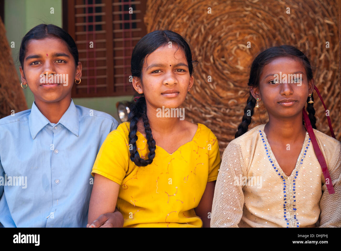 Foule de jeunes filles du village de l'Inde Banque D'Images