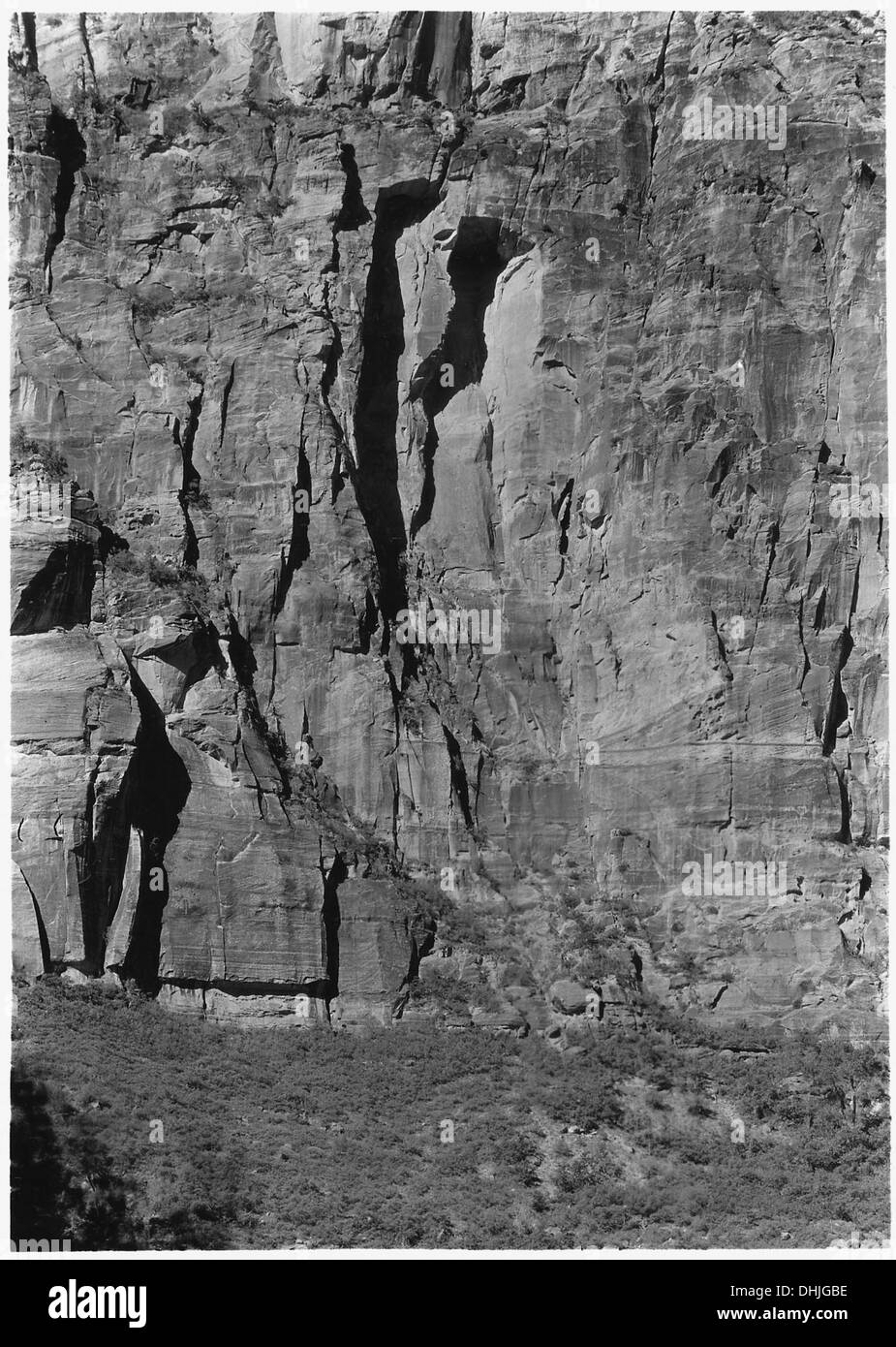 L'image montre une paire d'arcs rectangulaires cassés situés directement en face de Zion Lodge. Ces arches sont probablement les vestiges d'une structure historique, offrant un aperçu de l'architecture passée de la région. Banque D'Images
