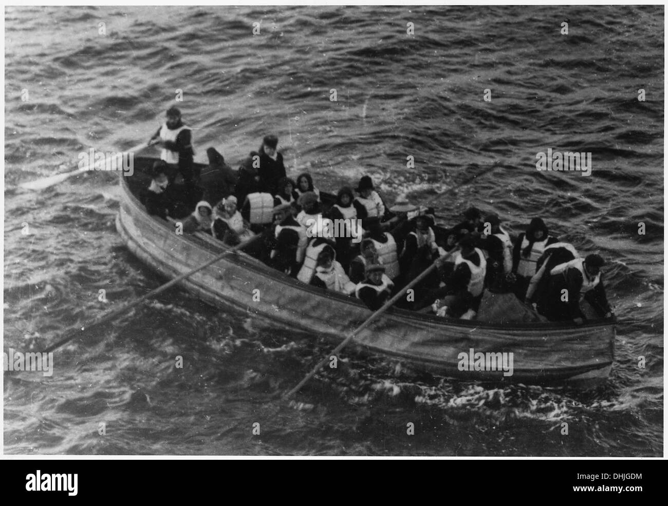 Un canot de sauvetage transportant des survivants de la catastrophe du Titanic RMS est montré dans cette photographie historique. L'image capture les moments désespérés qui ont suivi le naufrage du Titanic en 1912. Banque D'Images