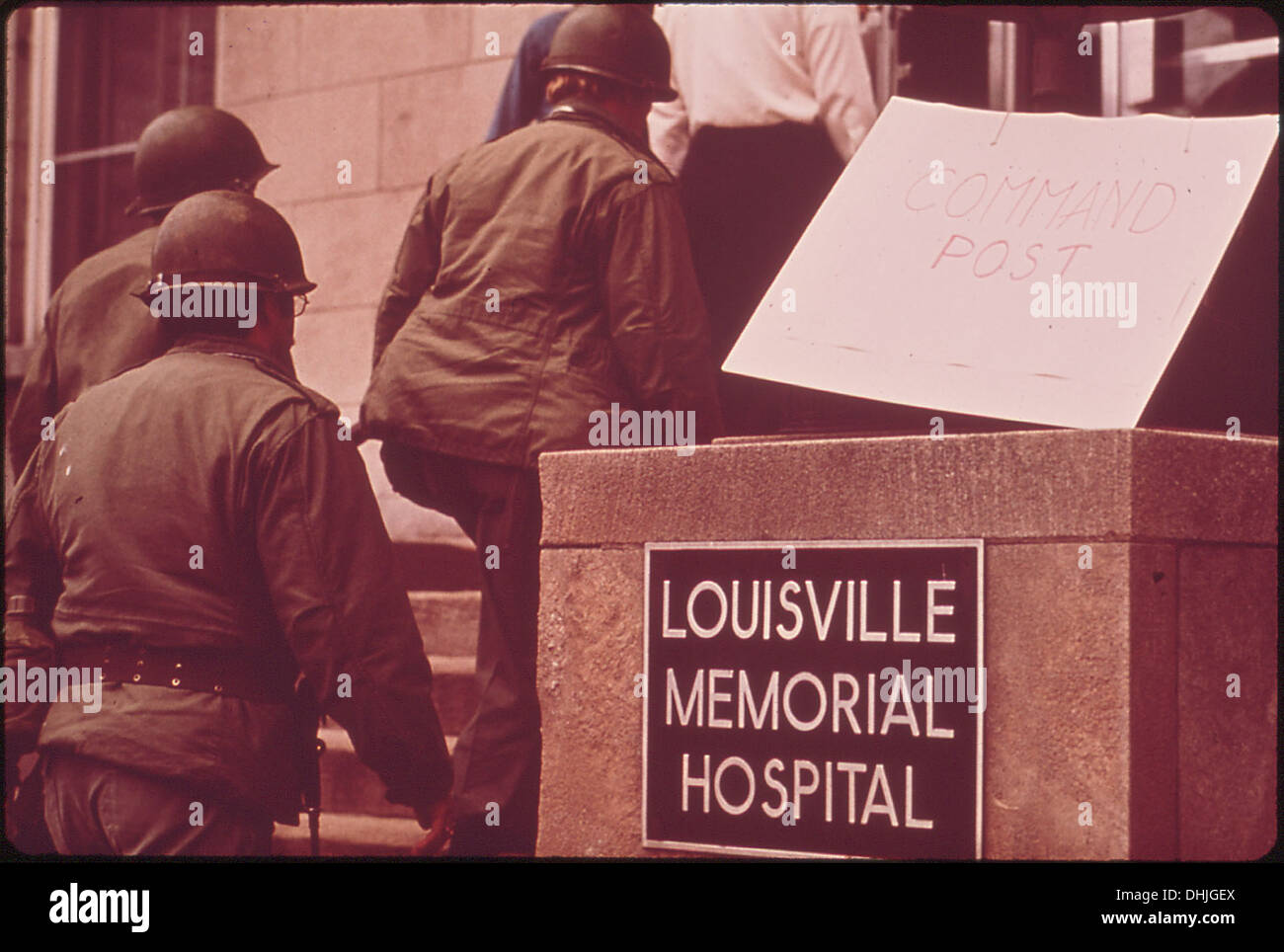 Cette image montre la police et les gardes nationaux qui maintiennent l'ordre public lors d'une évacuation, où plus de 26 000 personnes ont reçu l'ordre de quitter leur domicile. L’événement met en lumière le rôle des forces de l’ordre et des militaires dans la gestion des évacuations à grande échelle. Banque D'Images