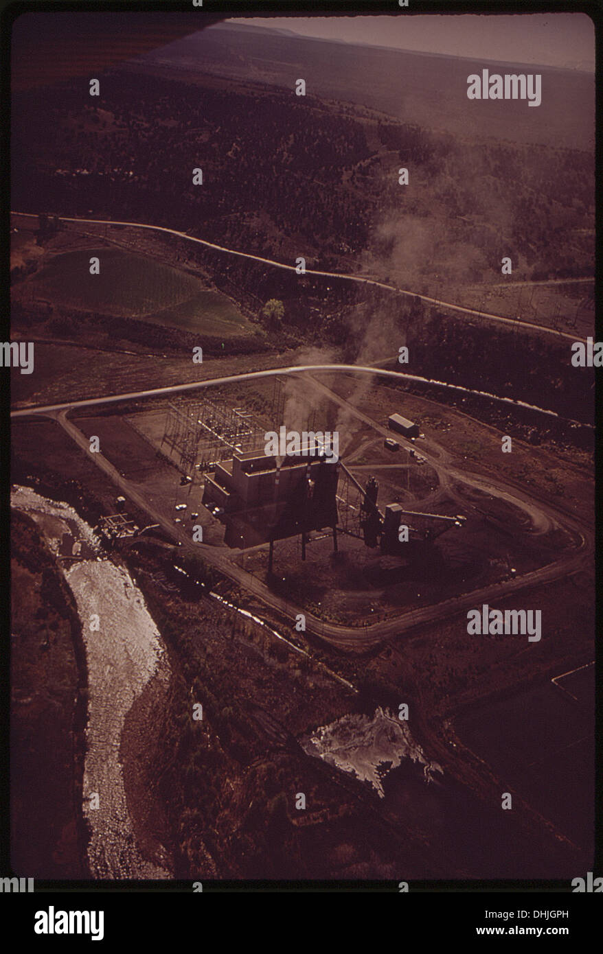 Une centrale électrique à charbon doux est présentée, une source d'énergie importante au XXe siècle, avec du charbon doux utilisé comme combustible primaire pour la production d'électricité. Banque D'Images