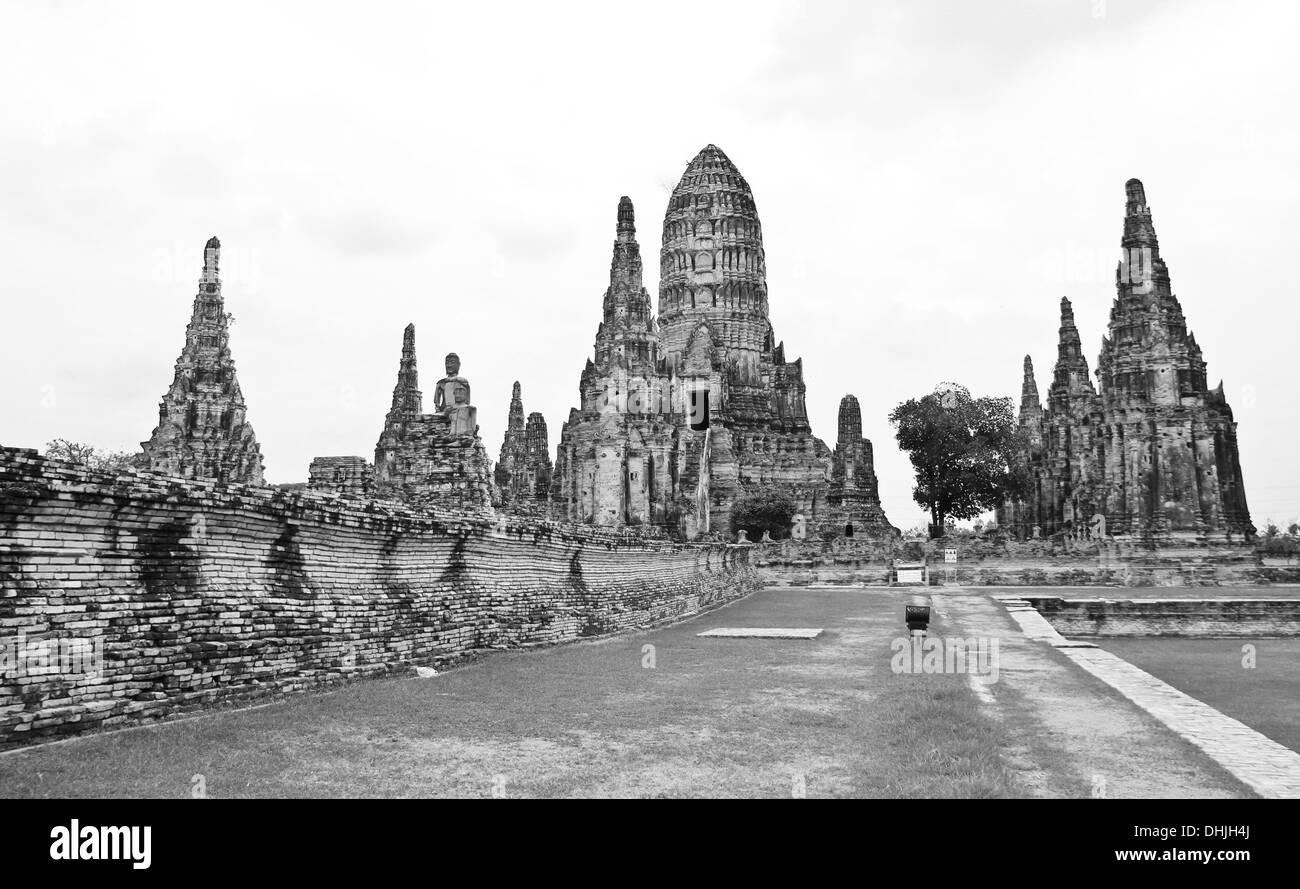 Temple Wat Chaiwatthanaram style noir et blanc. Parc historique d'Ayutthaya, Thaïlande. Banque D'Images