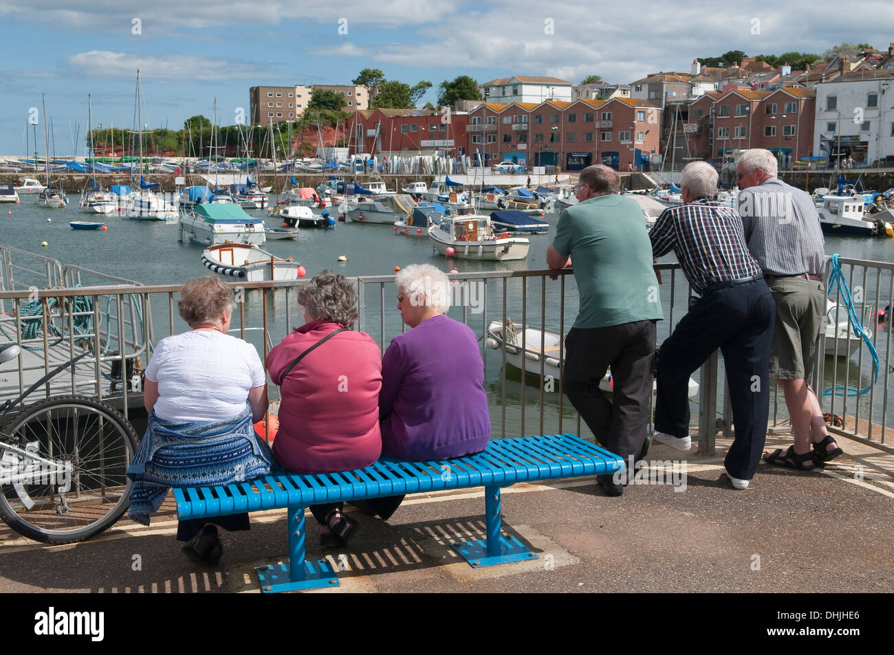 Les touristes d'âge mûr à Paignton marina, Paignton, Devon, UK. Banque D'Images