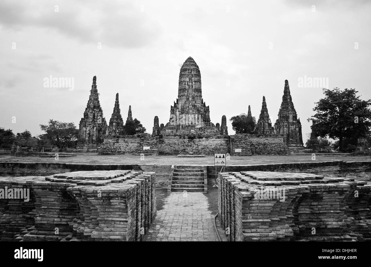 Temple Wat Chaiwatthanaram style noir et blanc. Parc historique d'Ayutthaya, Thaïlande. Banque D'Images