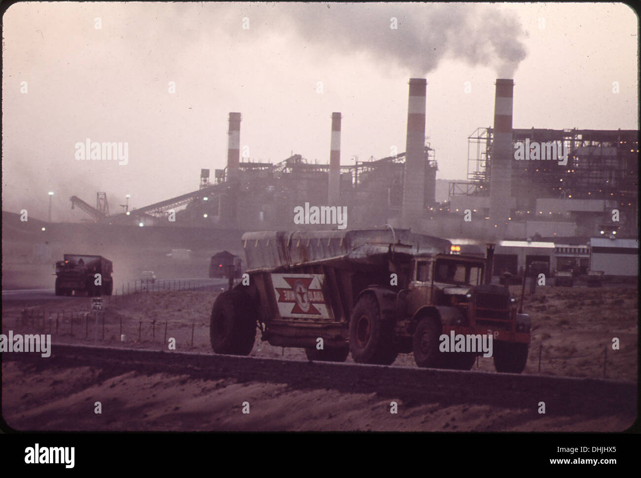 Des camions transportent le charbon de la mine Navajo à la centrale de four Corners, facilitant ainsi le processus de production d'énergie et répondant aux besoins énergétiques régionaux. Banque D'Images
