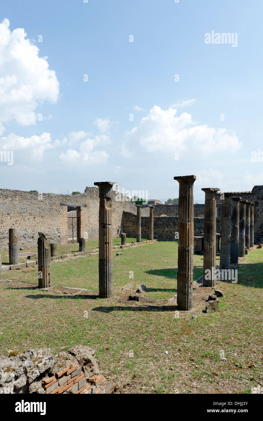 Le Samnite Palaestra, construit dans la deuxième moitié du 2e siècle avant J.-C. par ensuite Vibius Vinicius pour jeunes Samnites à Pompéi en Italie. Banque D'Images