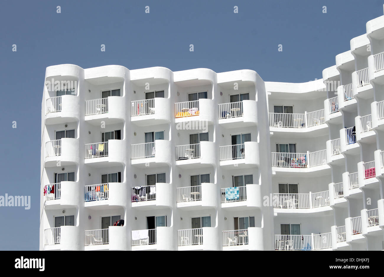 Grand hôtel de tourisme blanc sur l'île de Majorque, Espagne. Banque D'Images