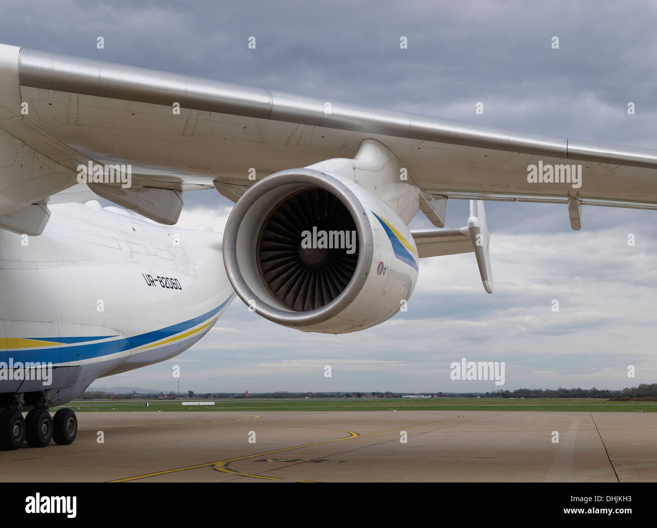 Ivtchenko Progrès D-18T turboréacteur sur l'Antonov An-225 Mriya lors du chargement de l'avion 140 tonne transformateur. Banque D'Images