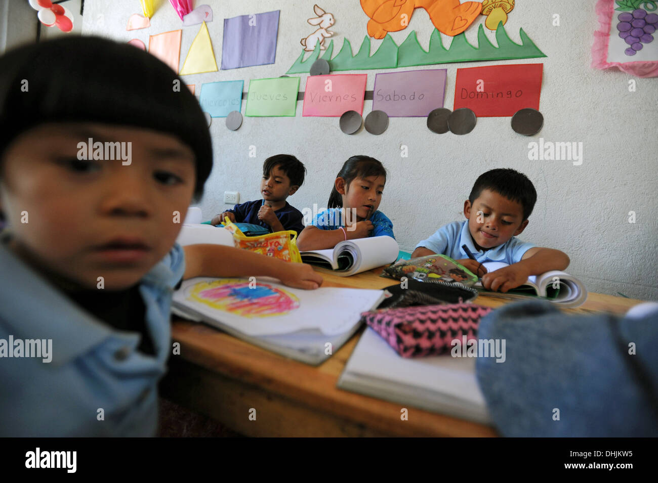 Les enfants autochtones du Guatemala à l'âge préscolaire à San Jorge La Laguna, Solola, Guatemala. Banque D'Images
