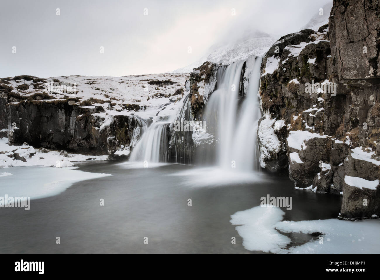 Vue de la chute d'Kirkjufellsfoss au cours de l'hiver. Banque D'Images