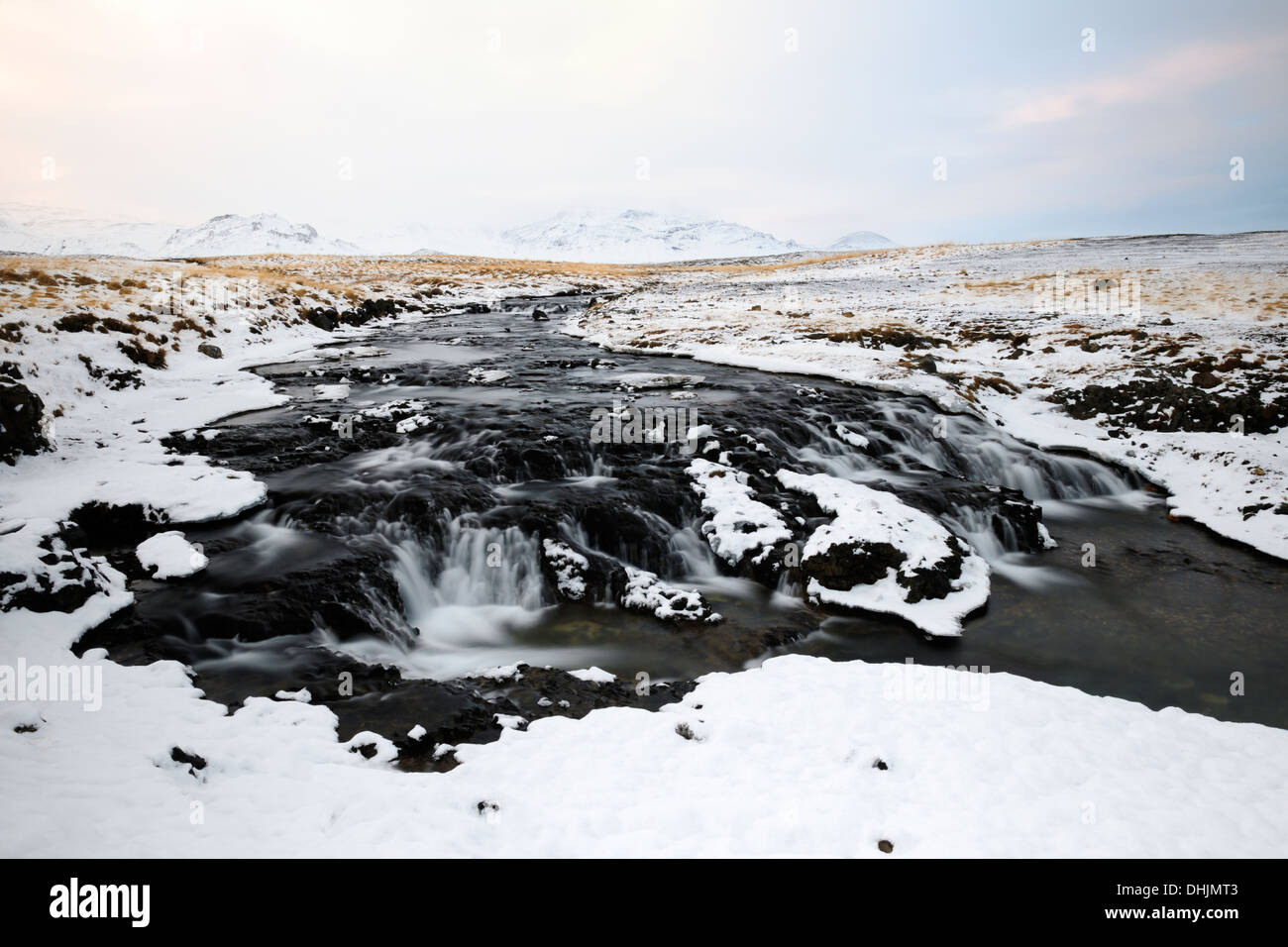 Vue sur un ruisseau avec une cascade dans un paysage islandais. Banque D'Images