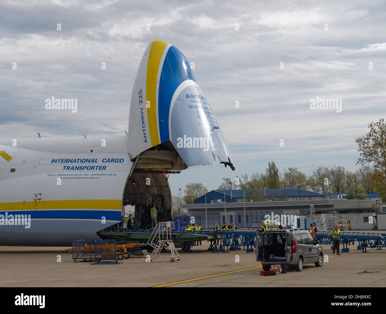 Le bruit soulevé-cone de l'Antonov An-225 Mriya cargo lourd pendant le chargement de session. Rampe de chargement est prolongée. Banque D'Images