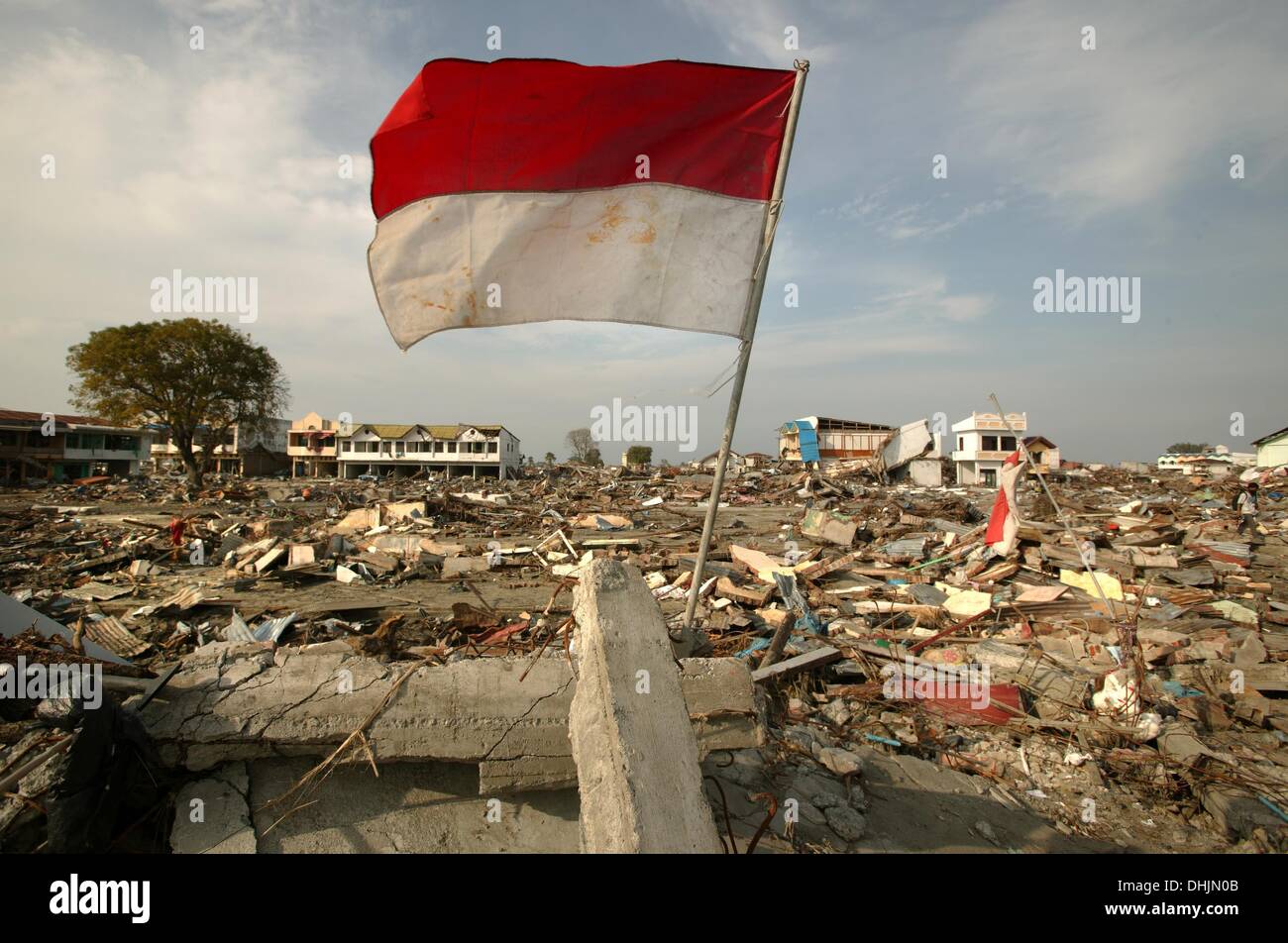 Banda Aceh, Indonésie, . 3 janvier, 2005. Le drapeau indonésien SURVOLE LA DÉVASTATION À BANDA ACEH, 03 janvier 2004 UNE SEMAINE APRÈS LA Banda Aceh a été dévastée par un gigantesque tsunami 26 décembre 2004, qui a été déclenché par un séisme de 9,0 AU LARGE DE LA CÔTE DE L'Indonésie. © Stephen Shaver/ZUMAPRESS.com/Alamy Live News Banque D'Images