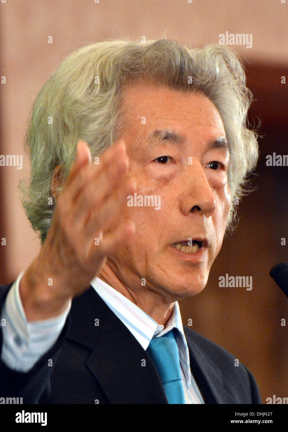 Tokyo, Japon. 12 nov., 2013. Le Japon de l'ancien Premier Ministre Junichiro Koizumi gestes dans son discours devant les membres de la Japan National Press Club à Tokyo le Mardi, Novembre 12, 2013. L'ancien chef au franc-parler, qui a récemment mis le camp à partir de la promotion de l'énergie nucléaire pour s'opposer à la politique nucléaire du gouvernement, a encouragé le gouvernement du Premier ministre Shinzo Abe pour modifier sa politique de relance de la production d'énergie atomique dans le sillage de la catastrophe de 2011 à la centrale nucléaire de Fukushima Daiichi. Credit : Natsuki Sakai/AFLO/Alamy Live News Banque D'Images