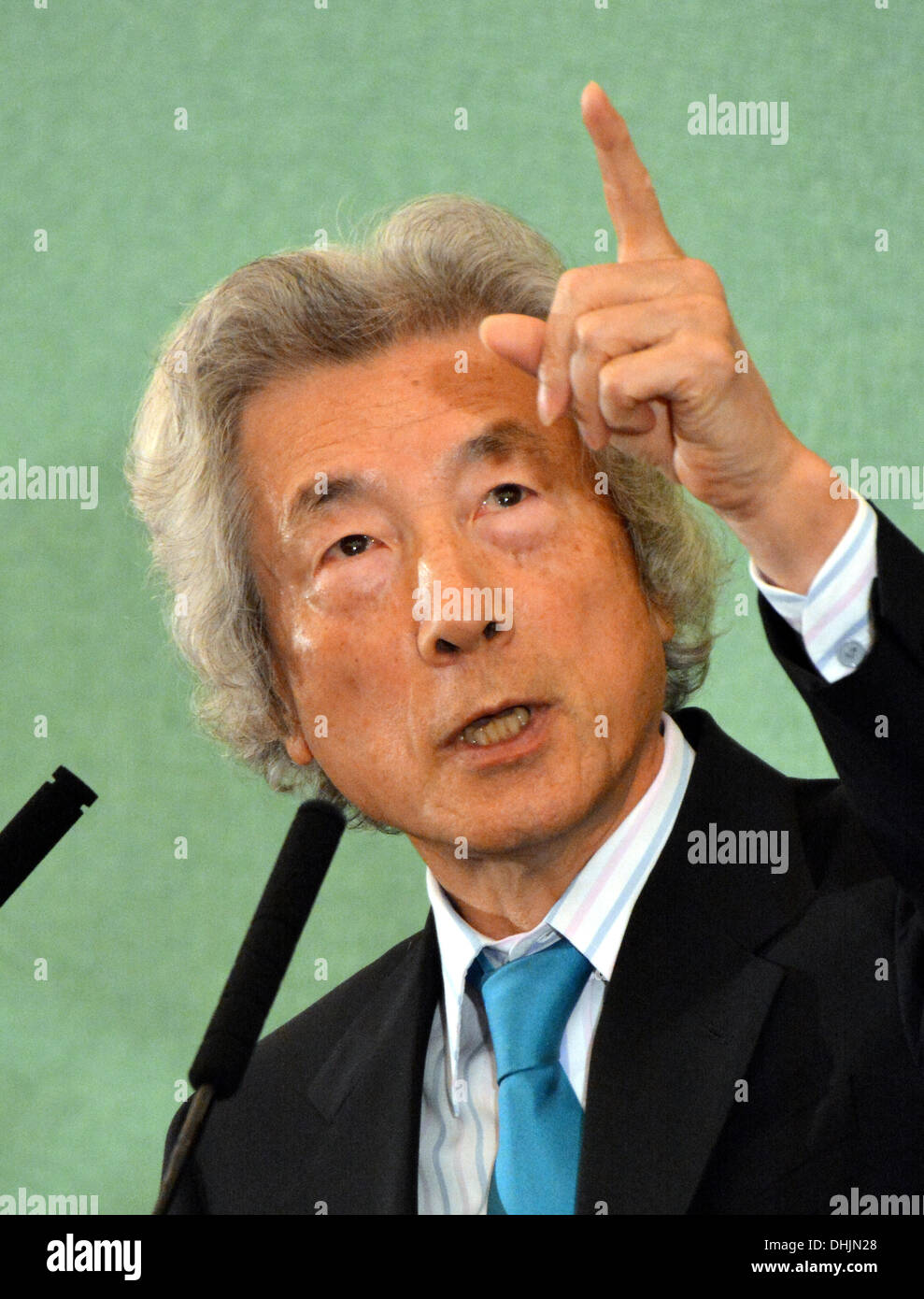 Tokyo, Japon. 12 nov., 2013. Le Japon de l'ancien Premier Ministre Junichiro Koizumi gestes dans son discours devant les membres de la Japan National Press Club à Tokyo le Mardi, Novembre 12, 2013. L'ancien chef au franc-parler, qui a récemment mis le camp à partir de la promotion de l'énergie nucléaire pour s'opposer à la politique nucléaire du gouvernement, a encouragé le gouvernement du Premier ministre Shinzo Abe pour modifier sa politique de relance de la production d'énergie atomique dans le sillage de la catastrophe de 2011 à la centrale nucléaire de Fukushima Daiichi. Credit : Natsuki Sakai/AFLO/Alamy Live News Banque D'Images