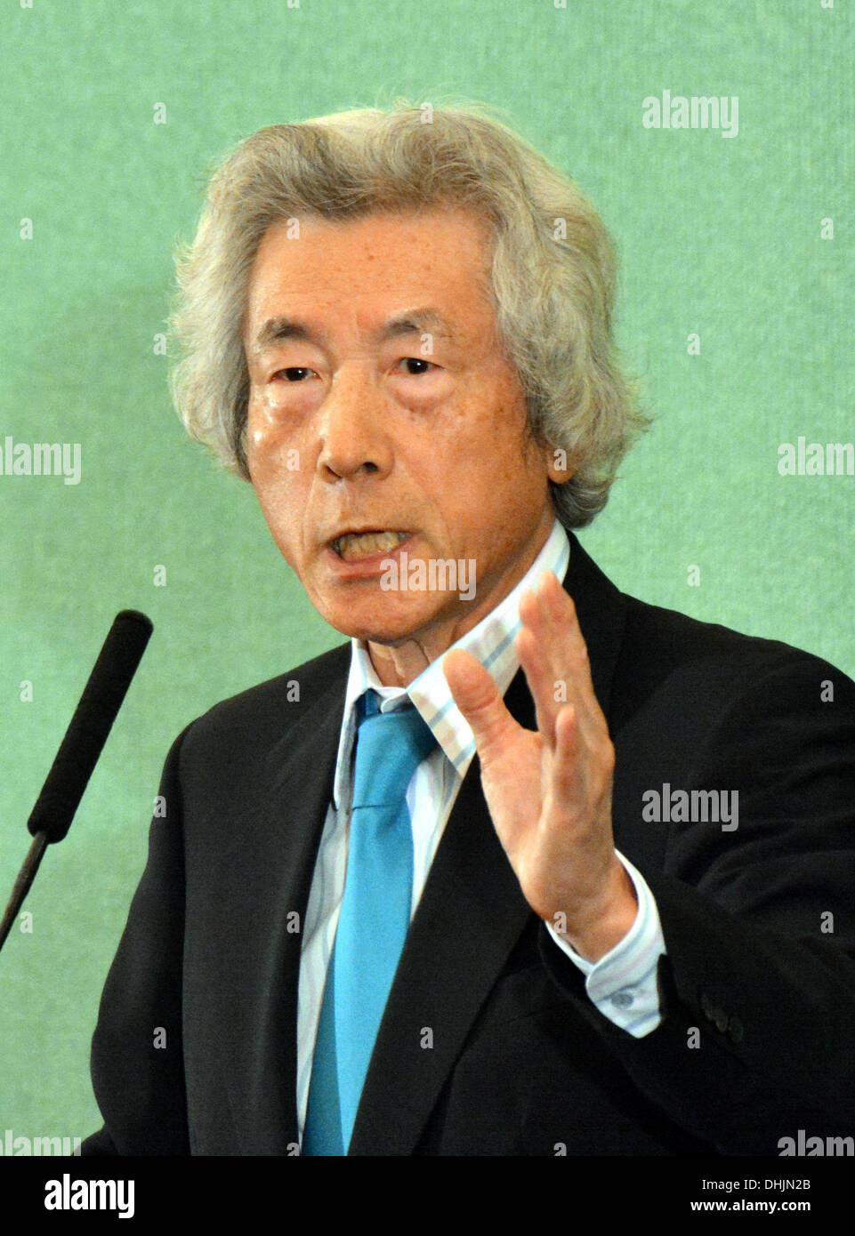 Tokyo, Japon. 12 nov., 2013. Le Japon de l'ancien Premier Ministre Junichiro Koizumi gestes dans son discours devant les membres de la Japan National Press Club à Tokyo le Mardi, Novembre 12, 2013. L'ancien chef au franc-parler, qui a récemment mis le camp à partir de la promotion de l'énergie nucléaire pour s'opposer à la politique nucléaire du gouvernement, a encouragé le gouvernement du Premier ministre Shinzo Abe pour modifier sa politique de relance de la production d'énergie atomique dans le sillage de la catastrophe de 2011 à la centrale nucléaire de Fukushima Daiichi. Credit : Natsuki Sakai/AFLO/Alamy Live News Banque D'Images