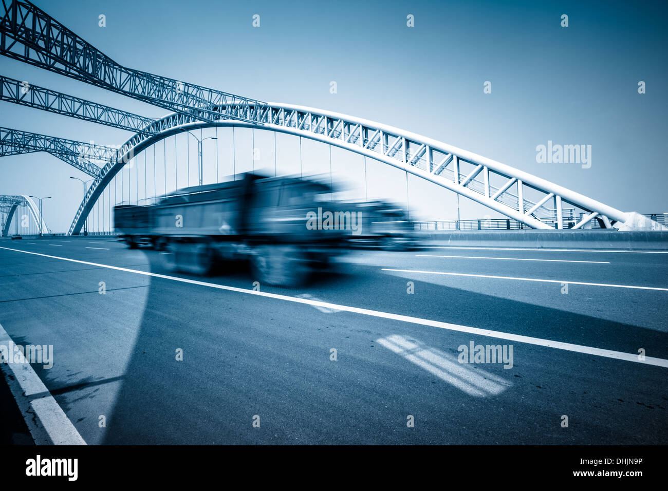 Camion se précipitant sur le pont. Banque D'Images