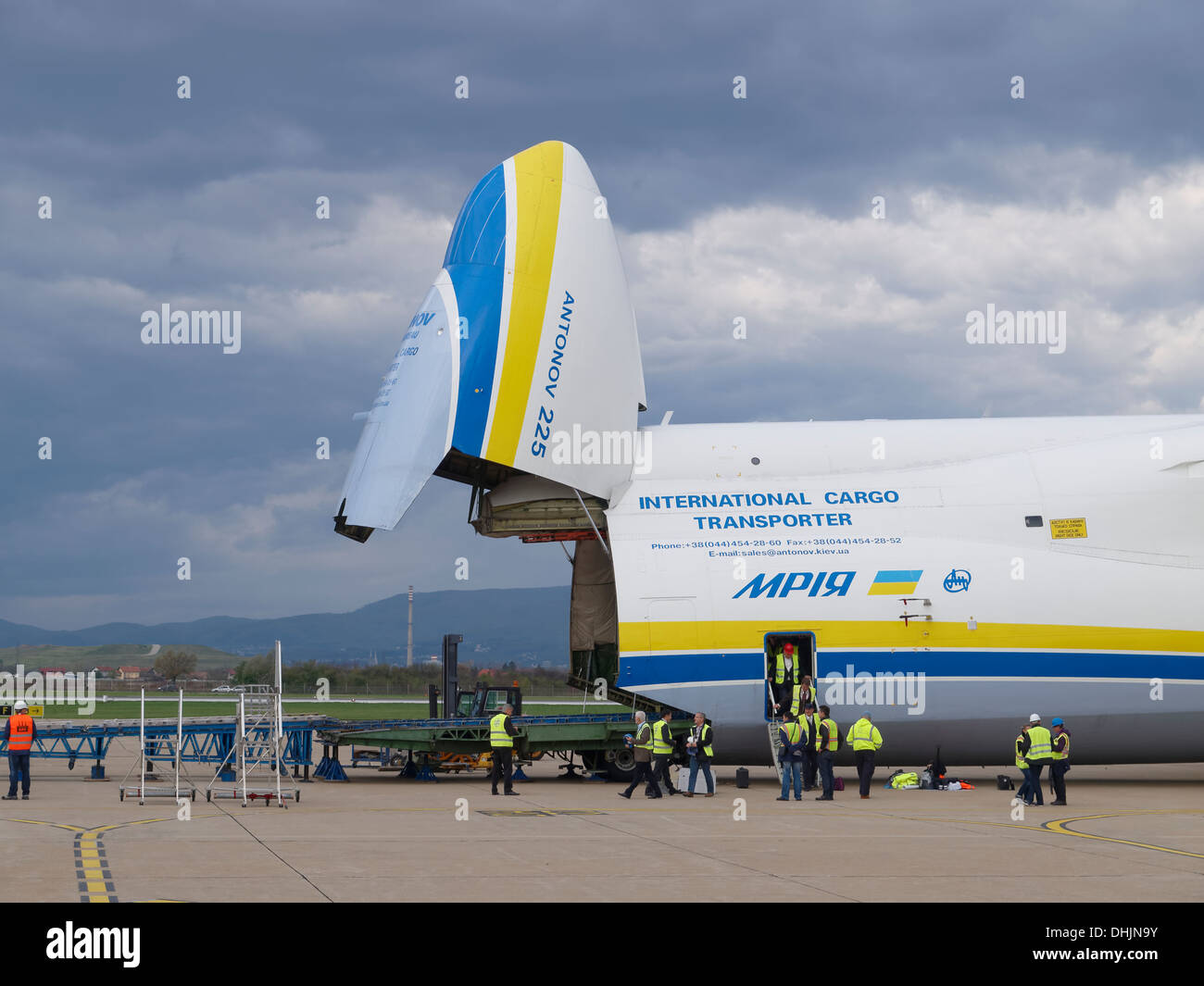 Vue de côté de l'Antonov An-225 au cours du chargement session. Le bruit est élevé et prolongé la rampe de chargement. Banque D'Images