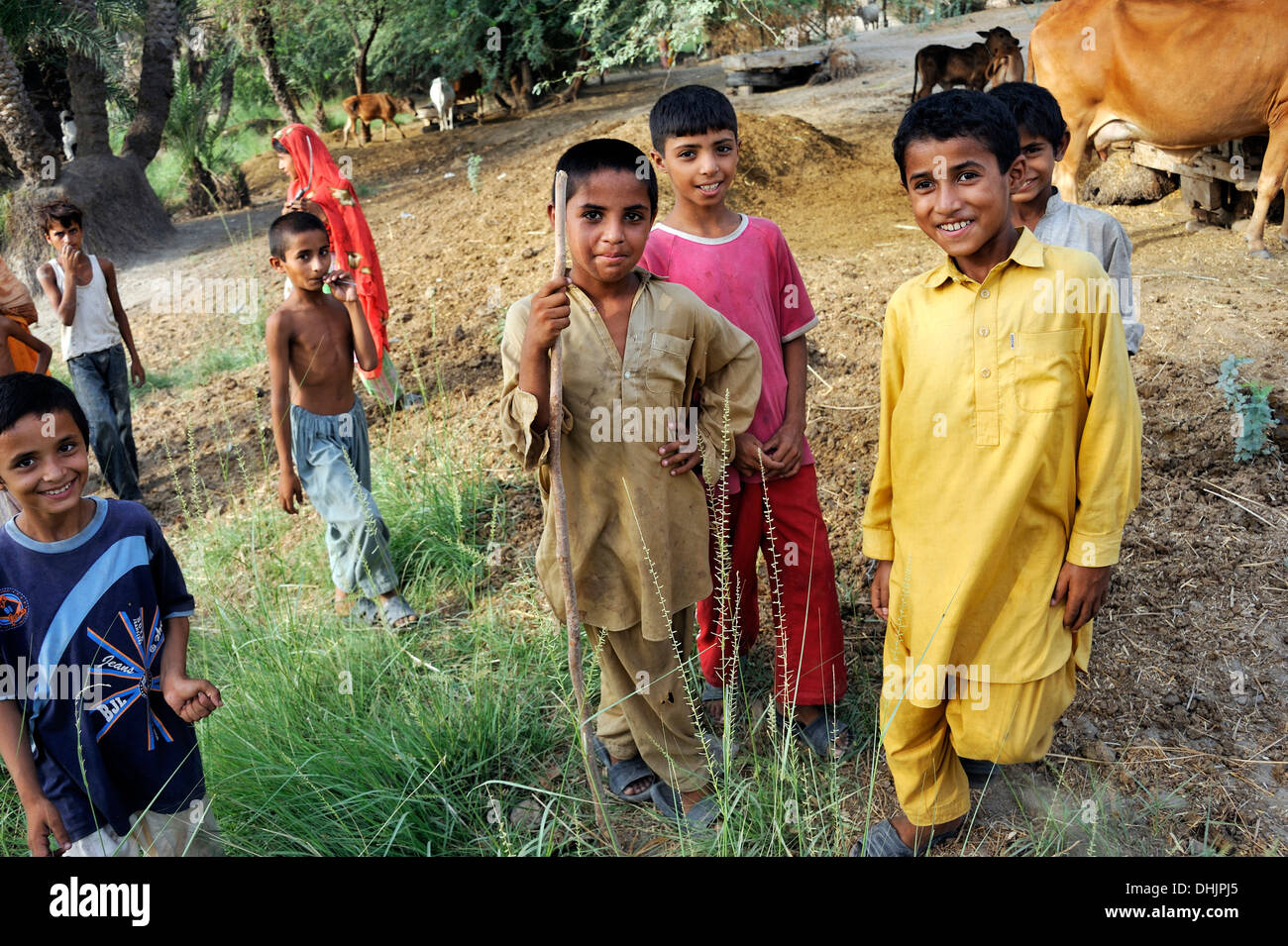 Le Pakistan, au Pendjab, Moza Sabgogat, groupe d'enfants souriants Banque D'Images