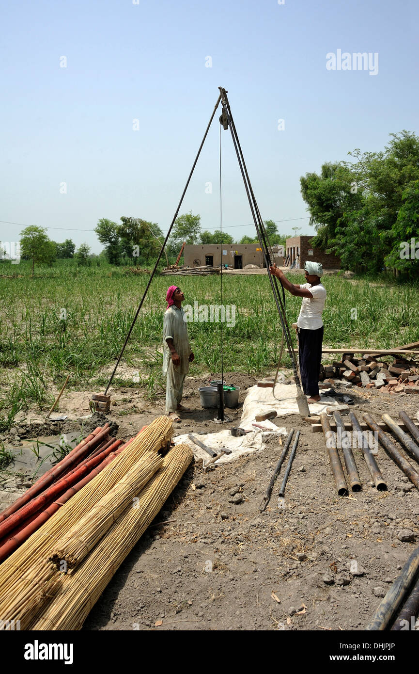 Le Pakistan, Punjab, village Lashari Walle, les hommes le forage d'un puits Banque D'Images