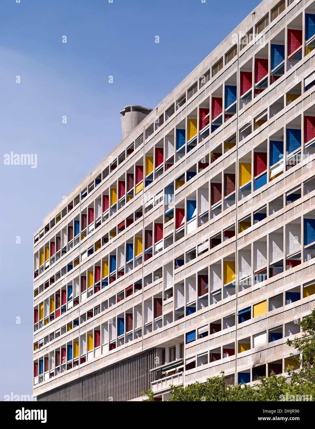 Unite d'habitation, Marseille, France. Architecte : Le Corbusier, 1952. Vue extérieure serré montrant balcons colorés et toit Banque D'Images