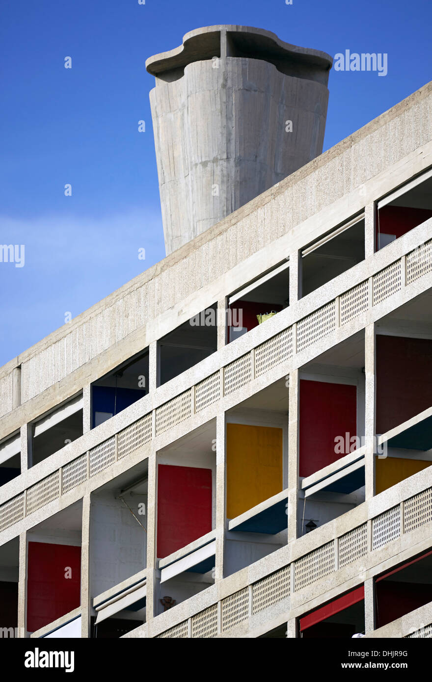 Unite d'habitation, Marseille, France. Architecte : Le Corbusier, 1952. Vue de Détail montrant balcons colorés et de ventilation sur le toit Banque D'Images