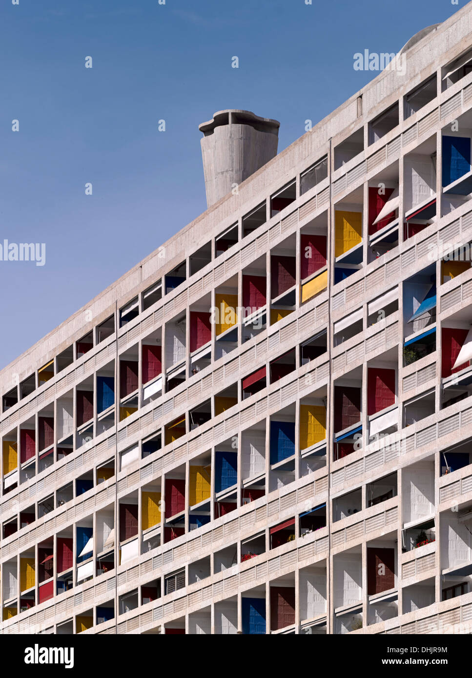 Unite d'habitation, Marseille, France. Architecte : Le Corbusier, 1952. Vue extérieure serré montrant balcons colorés et toit Banque D'Images