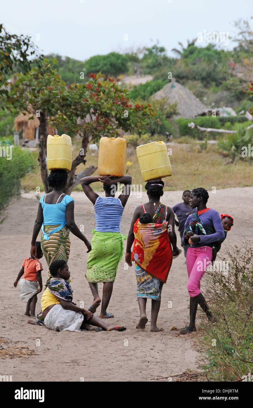 Les femmes du village à aller chercher de l'eau. Archipel de Bazaruto, Benguerra Island. Le Mozambique. L'Afrique de l'Est. Banque D'Images