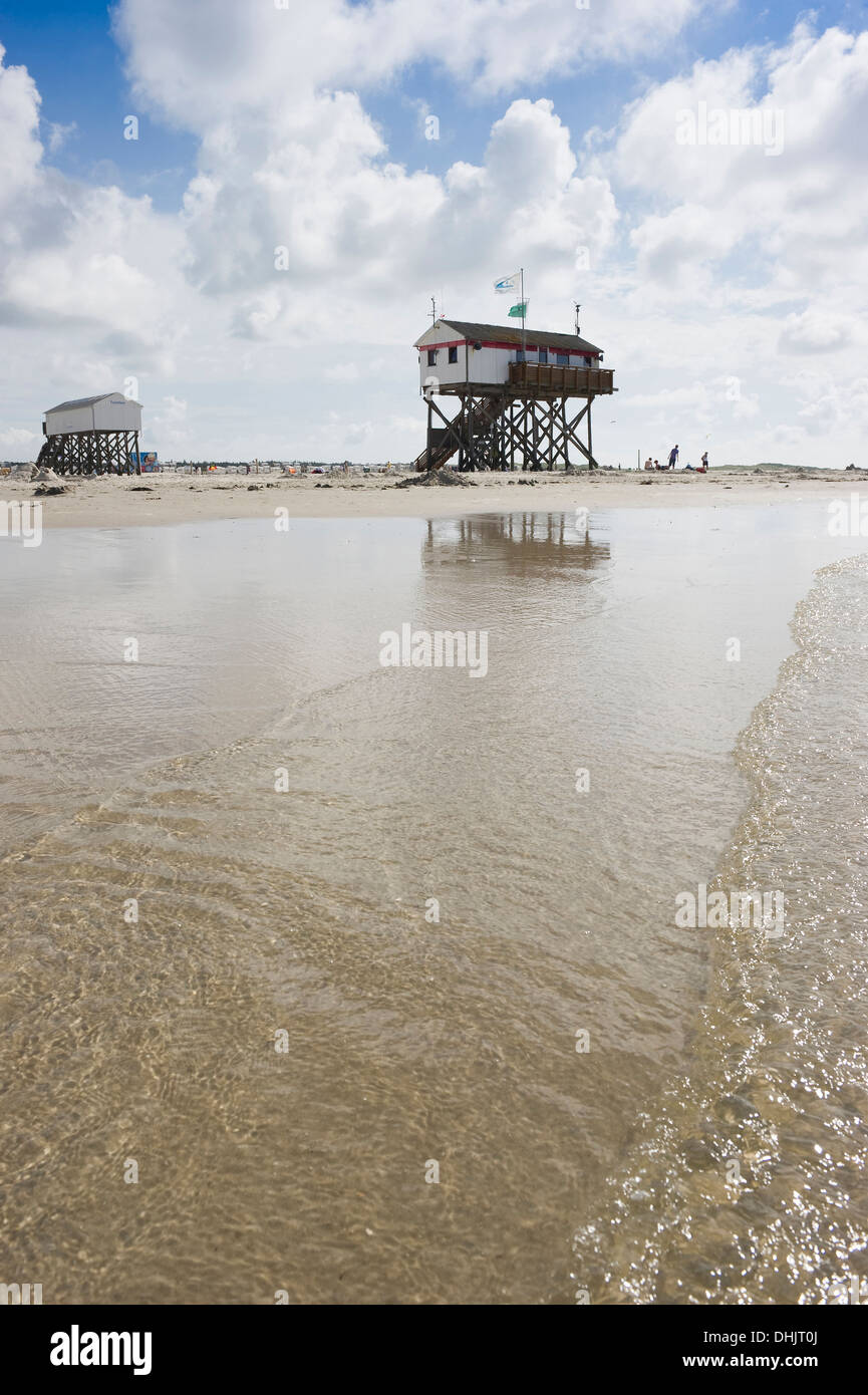 Des maisons sur pilotis sur la plage, à Sankt Peter-Ording, Parc National de la mer des Wadden, péninsule Eiderstedt, au nord de l'archipel Frison, Schleswig- Banque D'Images