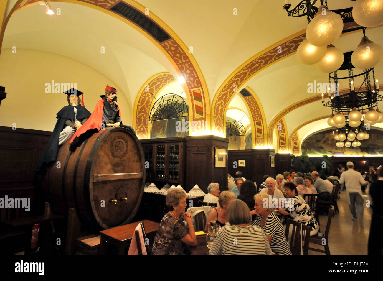 Les gens dans l'Auerbachs cave, Leipzig, Saxe, Allemagne, Europe Banque D'Images