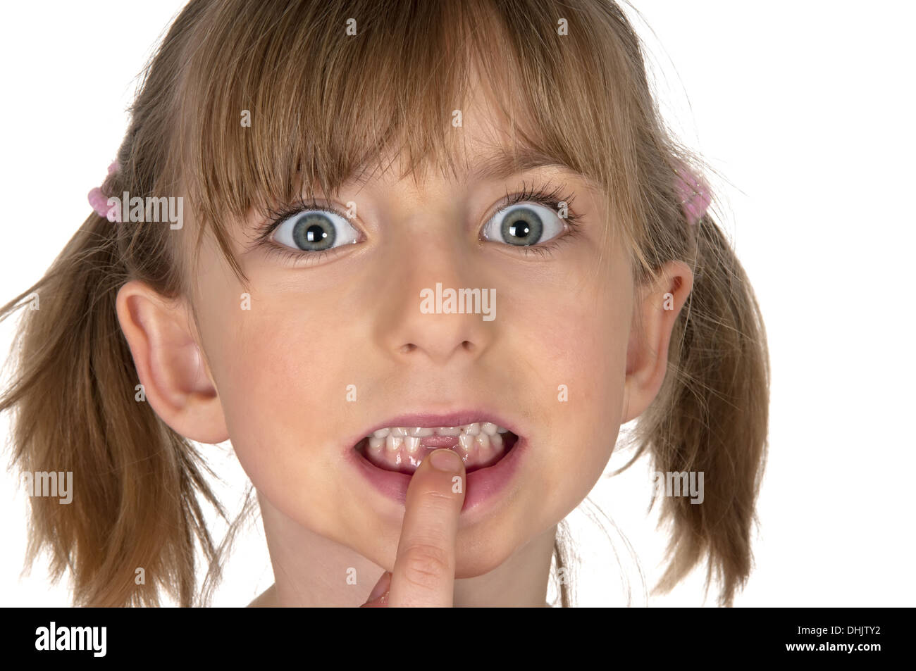 Girl montrant l'écart des dents Banque D'Images