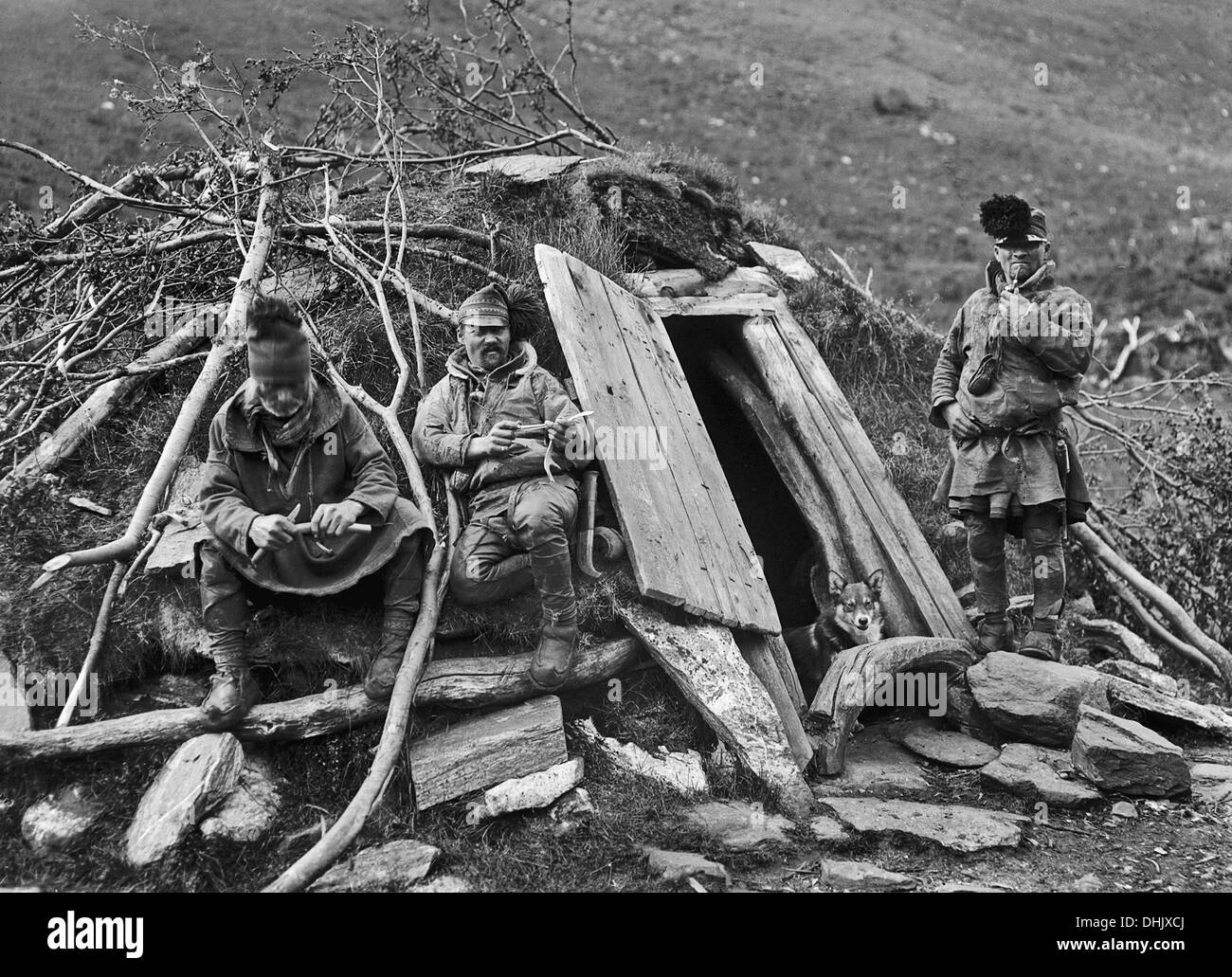 Avis de Sami à l'entrée d'un bloc de sol maison près de Tromsø, Norvège, autour de 1913. L'image a été prise par le photographe allemand Oswald Lübeck, l'un des premiers représentants de la photographie de voyage et de photographie à bord des navires Les navires à passagers. Photo : Deutsche Fotothek/Oswald Lübeck Banque D'Images